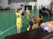 Sárga-kék mezes leány csapatunk a Kaposvári Sportiskola 2 fiú csapatával mérte össze tudását.